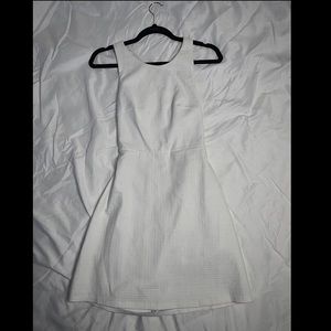 Beautiful thrifted ZARA white dress from the Trafaluc collection. Size small💓
